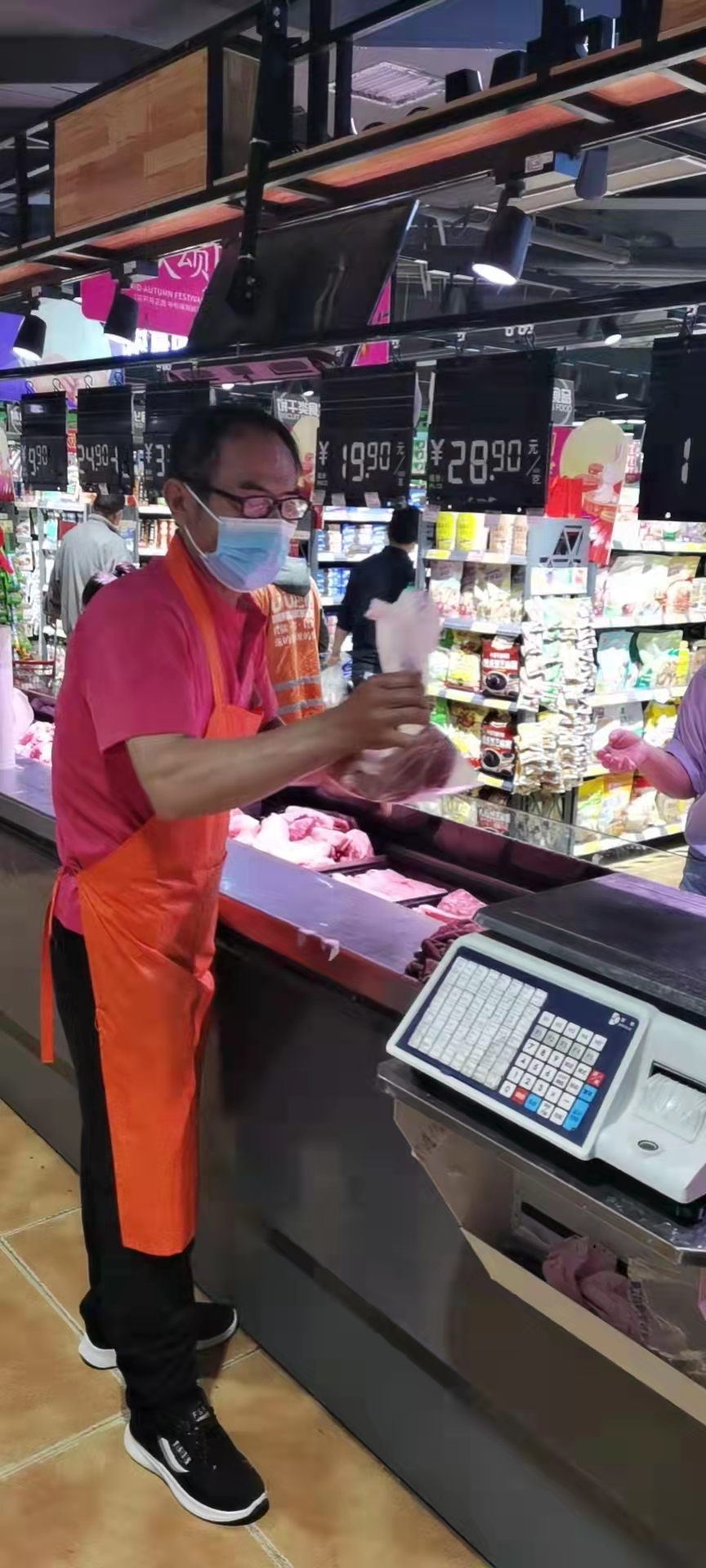 理想城姚軍杰寶哥受傷依舊堅(jiān)守崗位，為寶哥負(fù)責(zé)任的工作態(tài)度點(diǎn)贊！